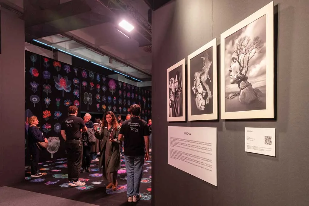 Visitatori all’interno dell’Art Gallery di Packaging Première & PCD Milan 2025, con opere d’arte e installazioni visive ispirate all’intelligenza artificiale