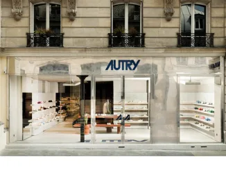 Facciata del flagship store Autry a Parigi nel quartiere Le Marais, con vetrine trasparenti e design minimale