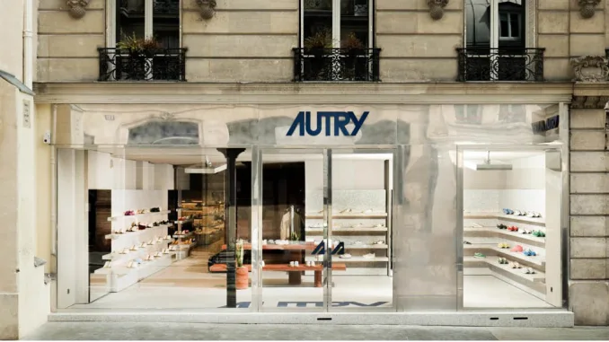 Facciata del flagship store Autry a Parigi nel quartiere Le Marais, con vetrine trasparenti e design minimale