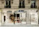 Facciata del flagship store Autry a Parigi nel quartiere Le Marais, con vetrine trasparenti e design minimale