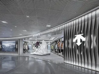 Ingresso del flagship store DESCENTE a Harbour City, Hong Kong, con installazione scultorea e pareti diamantate dal design futuristico