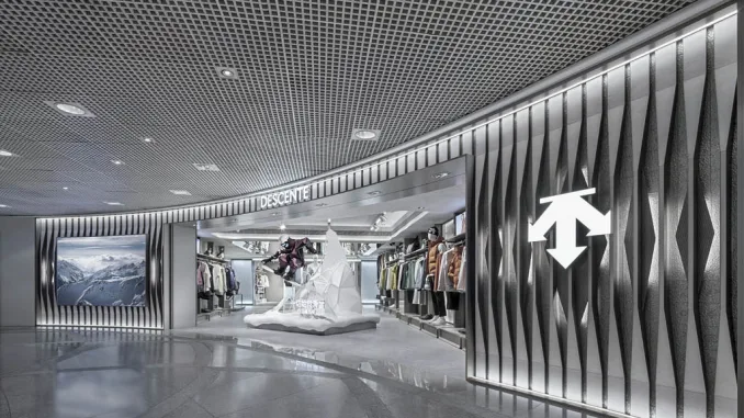 Ingresso del flagship store DESCENTE a Harbour City, Hong Kong, con installazione scultorea e pareti diamantate dal design futuristico