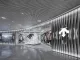 Ingresso del flagship store DESCENTE a Harbour City, Hong Kong, con installazione scultorea e pareti diamantate dal design futuristico