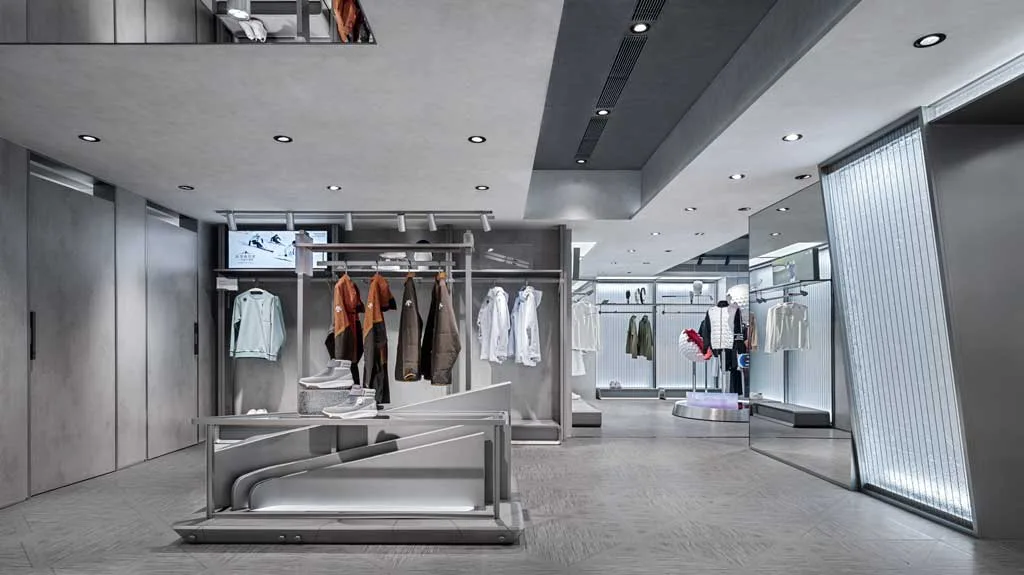 Dettaglio espositivo del flagship store DESCENTE a Harbour City con strutture metalliche, linee inclinate e display dinamici in stile urbano futuristico