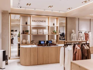 Interni flagship store Falconeri a Milano con arredi in rovere naturale