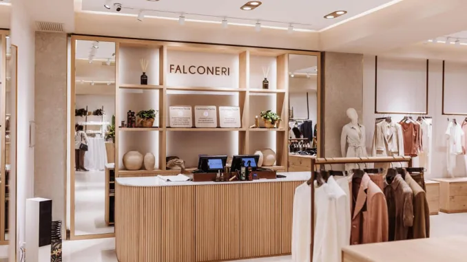 Interni flagship store Falconeri a Milano con arredi in rovere naturale