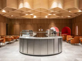 Interni in legno e acciaio inox del flagship store Loacker Galaxy