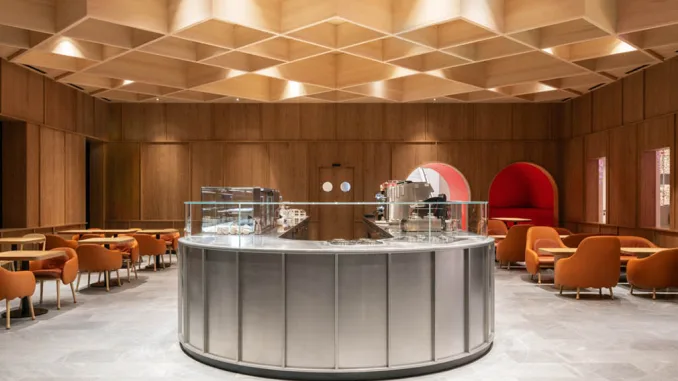 Interni in legno e acciaio inox del flagship store Loacker Galaxy