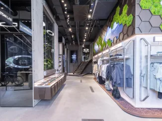 flagship store Oakley a Milano in Piazza San Babila