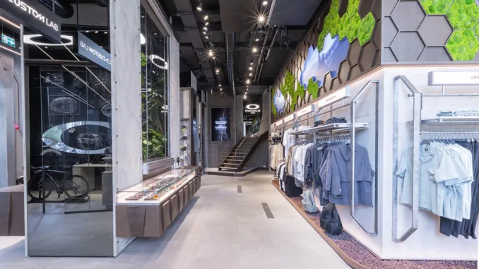 flagship store Oakley a Milano in Piazza San Babila