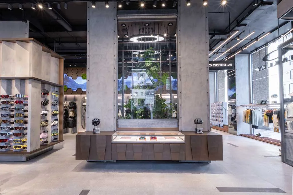 Interni del flagship store Oakley a Milano con espositori di occhiali, area Custom Lab e design high-tech ispirato al concept Future Genesis
