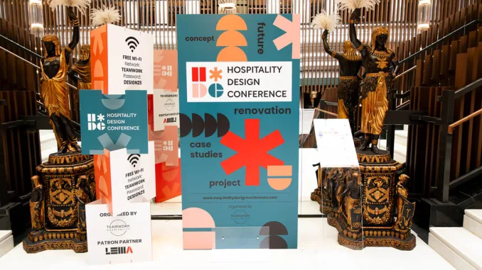 Allestimento ingresso Hospitality Design Conference a Milano 2025 con totem informativi e scenografia monumentale