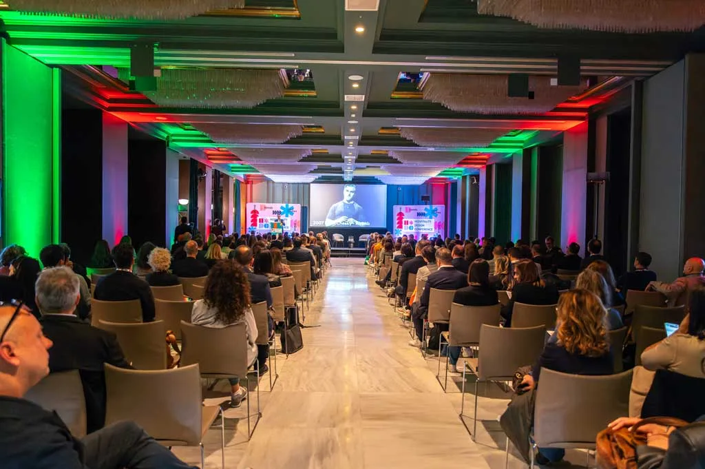 Pubblico e relatori nella sala conferenze di Hospitality Design Conference a Milano 2025