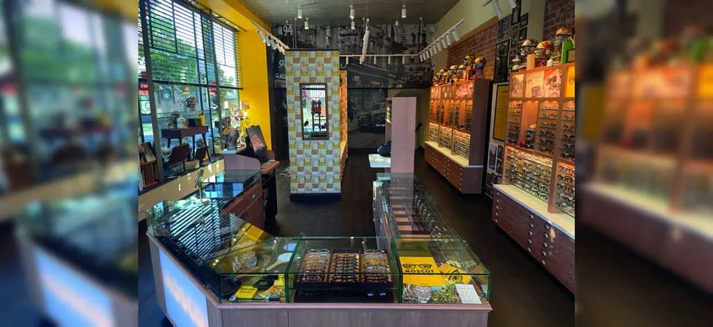 Vista interna del flagship store MOSCOT a Melbourne con espositori in legno, occhiali artigianali e dettagli decorativi retrò