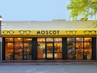 Facciata del flagship store MOSCOT a Miami con insegna gialla