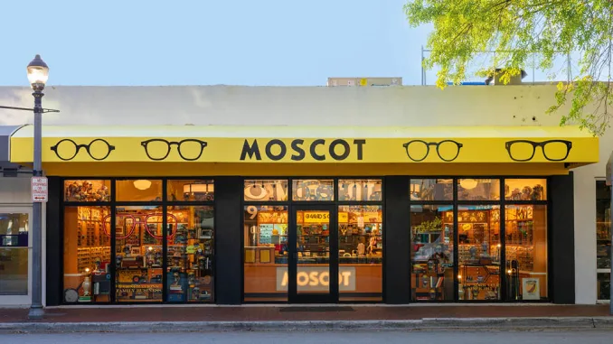 Facciata del flagship store MOSCOT a Miami con insegna gialla