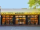 Facciata del flagship store MOSCOT a Miami con insegna gialla