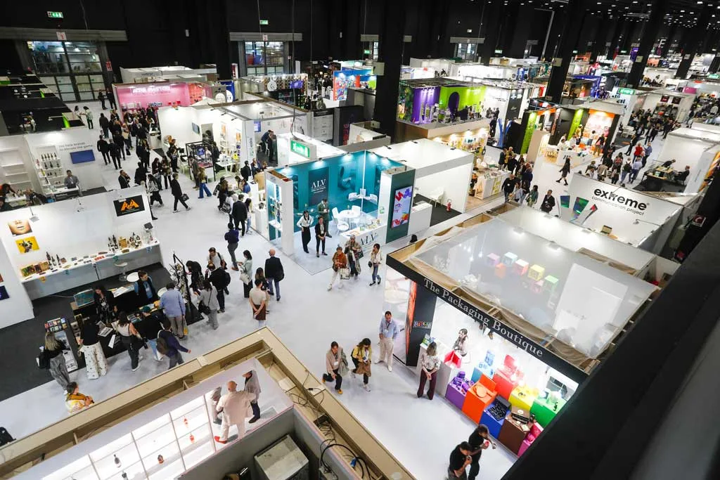 Vista dall’alto dei padiglioni espositivi a Packaging Première & PCD Milan 2025 con visitatori e stand internazionali dedicati al packaging di lusso