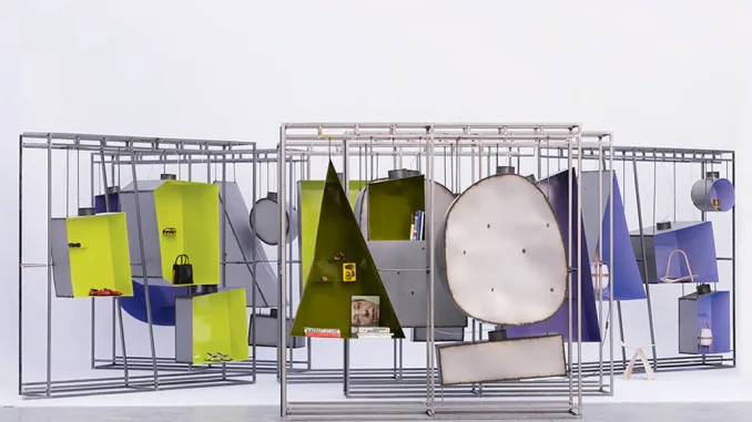 Struttura modulare Fosca con nicchie sospese colorate per esposizione pop up immersiva di design
