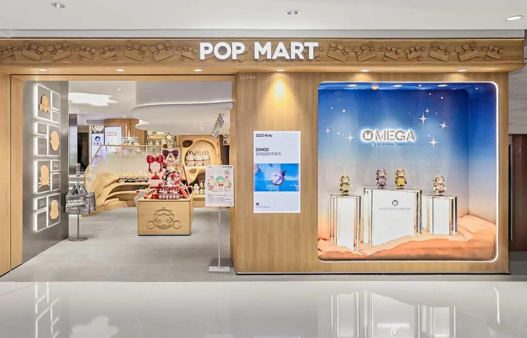 Vetrina POP MART con esposizione dei personaggi della collezione MEGA SPACE MOLLY e concept narrativo immersivo