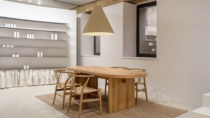 Zona consulenza del PLEKA Showroom a Kyiv con tavolo in legno e sedute in stile nordico