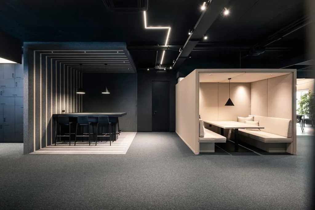 Aree informali della sede ADDITIVE a Bolzano con postazioni integrate in box architettonici progettate da NOA
