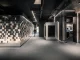 Interni della sede ADDITIVE a Bolzano: progettazione di spazi di lavoro flessibili con box modulari e pareti rivestite in piastrelle geometriche