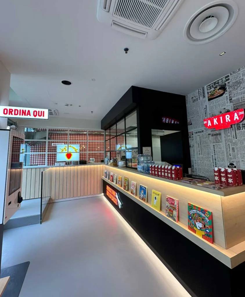 Interni del Ramen Bar Akira Torino con arredi giapponesi