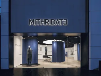 Facciata della boutique MITHRIDATE a Guangzhou con tende blu e layout teatrale – progetto di retail design esperienziale firmato da SLT Design