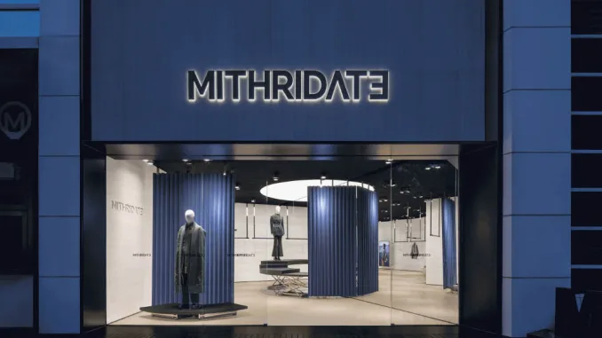 Facciata della boutique MITHRIDATE a Guangzhou con tende blu e layout teatrale – progetto di retail design esperienziale firmato da SLT Design