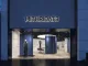 Facciata della boutique MITHRIDATE a Guangzhou con tende blu e layout teatrale – progetto di retail design esperienziale firmato da SLT Design