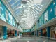 Vista del primo piano ristrutturato del Centro Commerciale Rescaldina con negozi e copertura in vetro