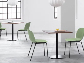 Sedie Plose di Segis in polipropilene verde con struttura in metallo nero, ambientate in uno spazio minimal contemporaneo con tavoli quadrati e luce naturale