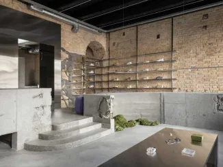 Storage, il negozio streetwear maschile del concept store a Kiev, con pareti in mattoni originali, arredi in cemento grezzo e dettagli metallici.