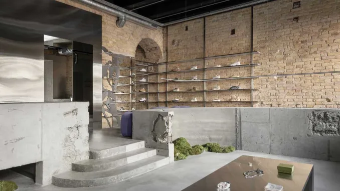 Storage, il negozio streetwear maschile del concept store a Kiev, con pareti in mattoni originali, arredi in cemento grezzo e dettagli metallici.