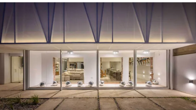 Volume esterno retroilluminato del progetto Natalia Hogar, simbolo di trasformazione architettonica contemporanea