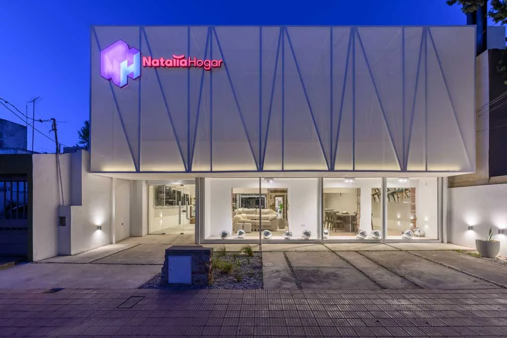Facciata retroilluminata di Natalia Hogar dopo l’intervento di trasformazione architettonica contemporanea