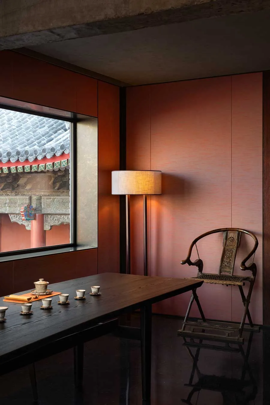 Angolo del ristorante GUI TEMPLE a Pechino con vista sulla struttura del tempio e tavolo da tè in stile tradizionale