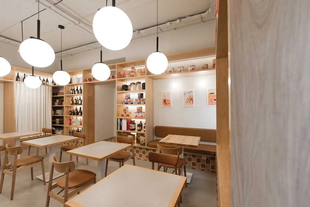 Scaffali e tavoli in legno con prodotti italiani – interior design per pizzerie