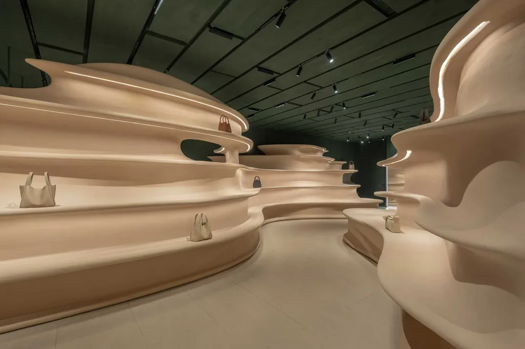 Interni organici dello store Songmont a Chengdu, progettato da ARCHSTUDIO, esempio di progettazione negozi per brand di accessori moda.