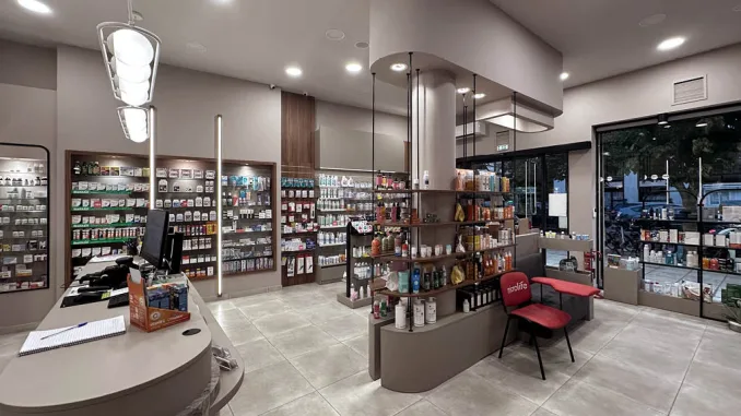 Vista d’insieme della Farmacia Katsios P. con arredi curvi e banco centrale effetto marmo