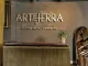 Reception dello showroom Arteferra a Delhi con bancone in metallo su misura e logo su parete in cemento