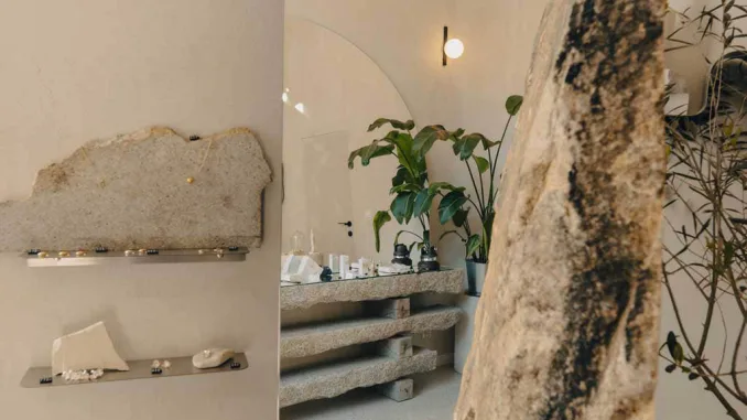 Vista dell’atelier di gioielli artigianali a Poznań con vetrine ad arco e materiali grezzi