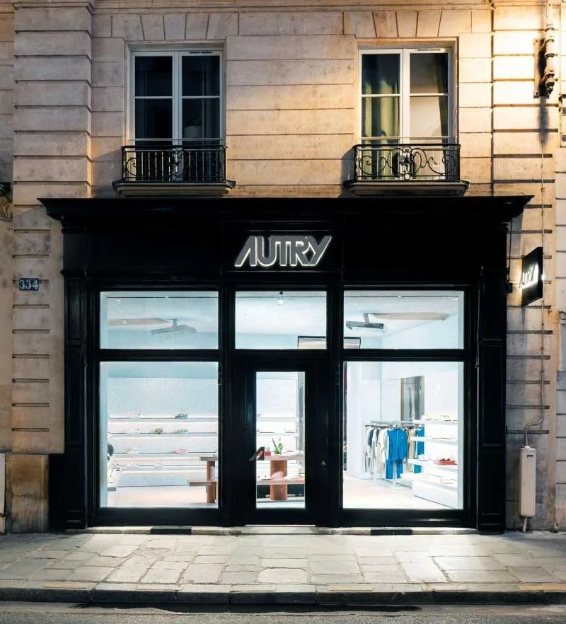 Facciata della boutique Autry in Rue Saint-Honoré a Parigi, vetrine luminose e ingresso su strada con logo a rilievo