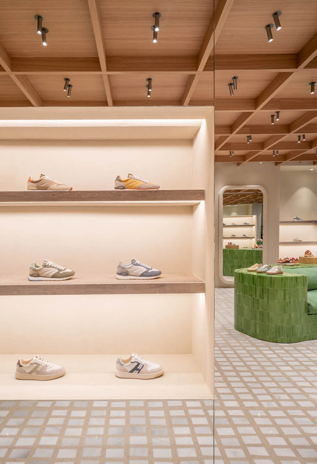 espositore per calzature nel negozio HOFF a Marbella