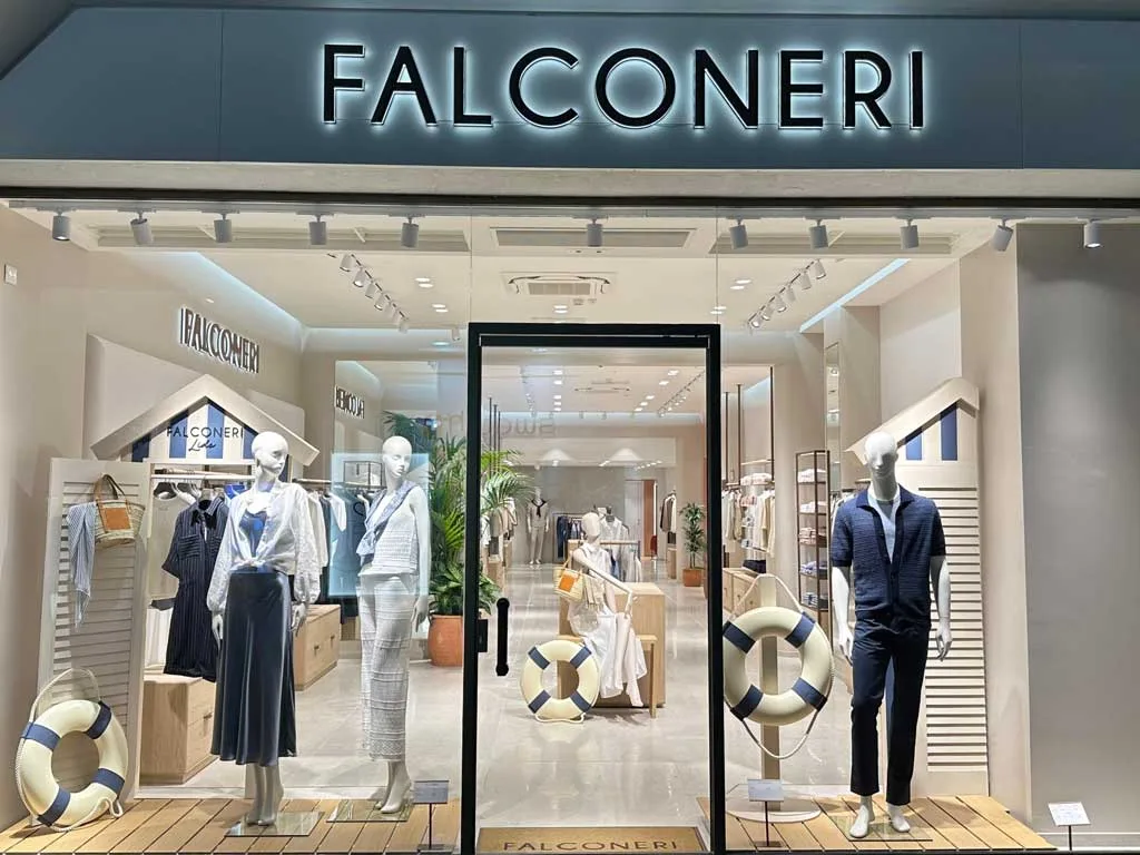 Vetrina del flagship store Falconeri a Bari in via Sparano
