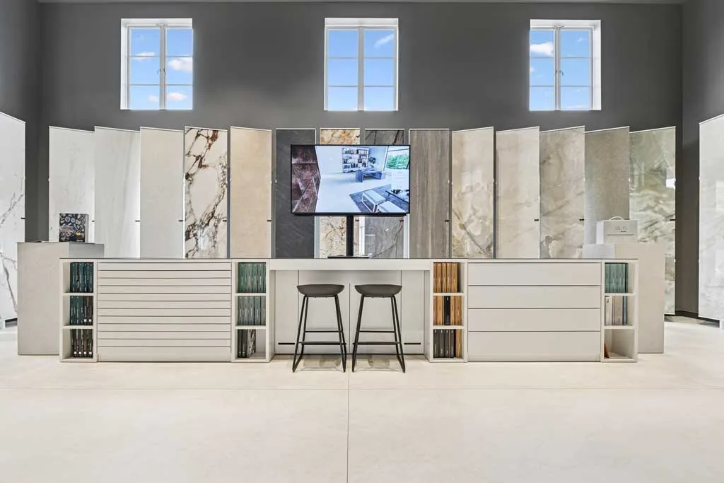 Interni del flagship store Florim a Los Angeles con lastre ceramiche a parete