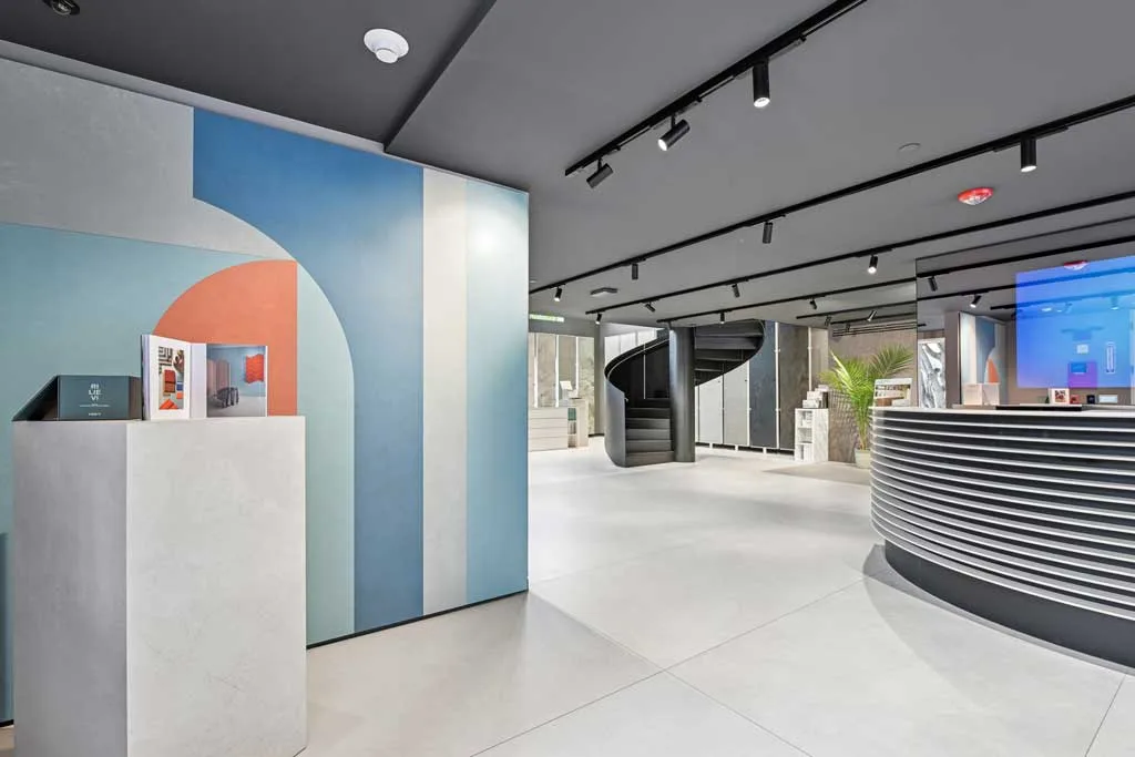 Ambientazione d'interni con superfici ceramiche Florim
