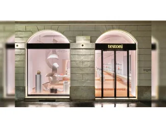 Vista della vetrina del flagship store Testoni a Milano nel Quadrilatero della Moda