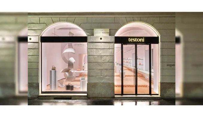 Vista della vetrina del flagship store Testoni a Milano nel Quadrilatero della Moda